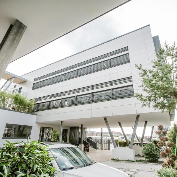 Modernes, markantes Gebäude des iba Forum Fürth mit außergewöhnlicher Architektur in urbanem Umfeld