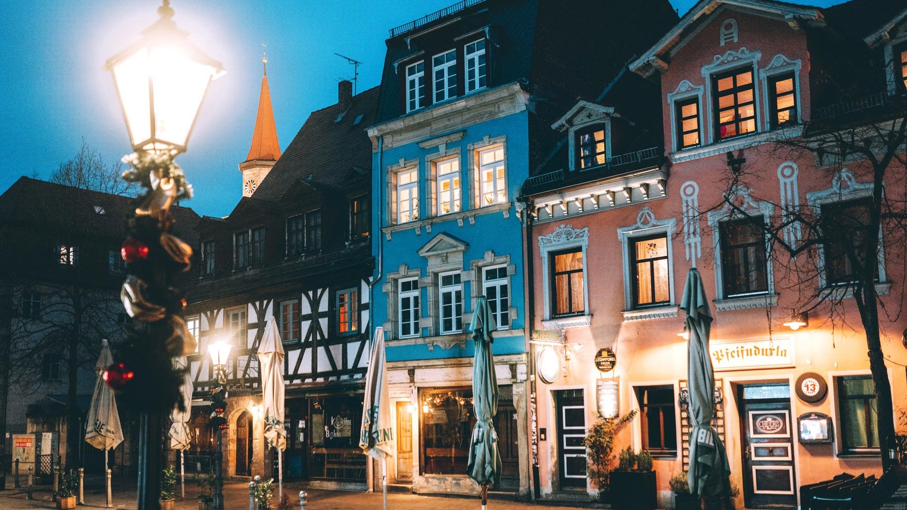 Abendliche Szene mit der Kaffeebohne und Cheers im Pfeiffndurla in stimmungsvollem Licht.