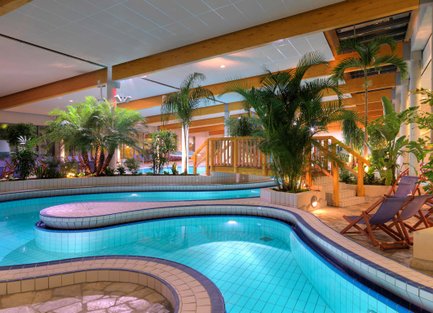 Innenansicht des mit Wasser gefüllten Strudelkanals im Fürthermare bei ruhender Wasseroberfläche