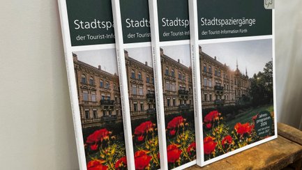 Die neue Broschüre der Stadtspaziergänge liegt druckfrisch in der Tourist-Information Fürth aus