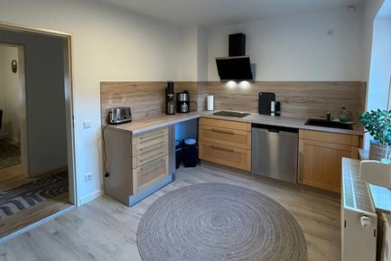 Kleine moderne Küche in Holzoptik in der Ferienwohnung B8 im Landkreis Fürth