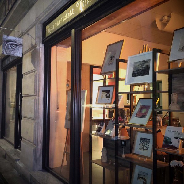 Eingangsbereich des Katlscher in Fürth mit großem Schaufenster und ausgestellten Kunstwerken