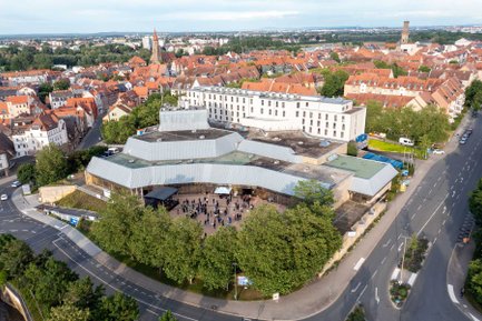 Panoramablick auf die Stadthalle Fürth inklusive Uferterrasse und Gebäudefassade bei klarem Himmel