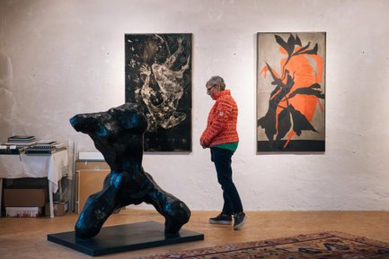 In einer offenen Werkstatt des Fürther Gastspiels steht eine Skulptur im Fokus und bietet Einblick in kreative Arbeit