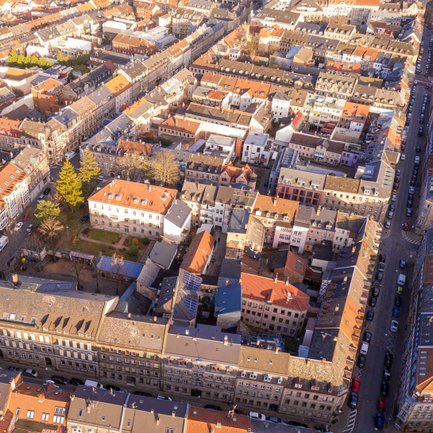 Imposanter Blick auf die westliche Innenstadt in Fürth mit den zahlreichen Höfen