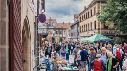 Belebter Graffelmarkt in der Fürther Altstadt mit vielen Flohmarktständen und zahlreichen Besuchern.