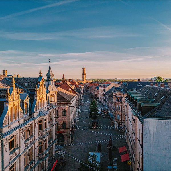 Panorama der Fürther Fußgängerzone mit Sandsteinhäusern und Blick auf das Rathaus mit Turm