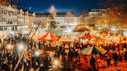 Panoramablick auf den Fürther Weihnachtsmarkt und Mittelaltermarkt in festlicher Atmosphäre