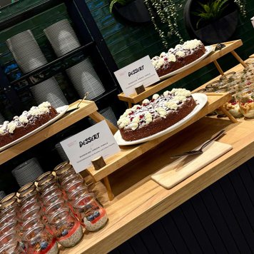 Geschmackvolles Dessert-Buffet mit Kuchen und Nachspeisen in Gläsern