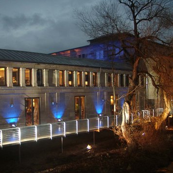 Sandsteingebäude des Kulturforum Fürth mit blauen Scheinwerfern, die Teile der Fassade beleuchten