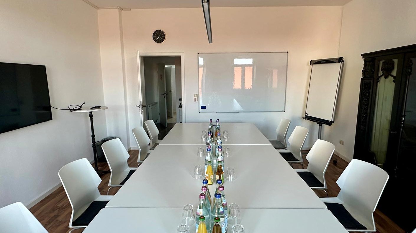 Heller Seminarraum Fürth mit Konferenztischen, Whiteboard und Apple TV für bis zu 12 Personen