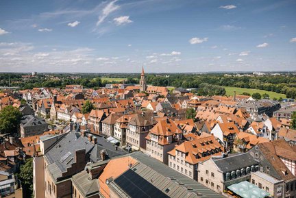 Blick über die Fürther Altstadt mit Sandsteinhäusern und der Kirche St. Michael im Zentrum.