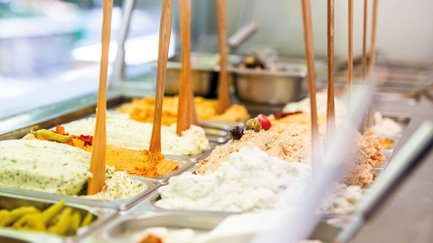 Antipasti-Stand auf dem Fürther Markt in Fürth mit Rucolacreme, Muhammara und Hummus