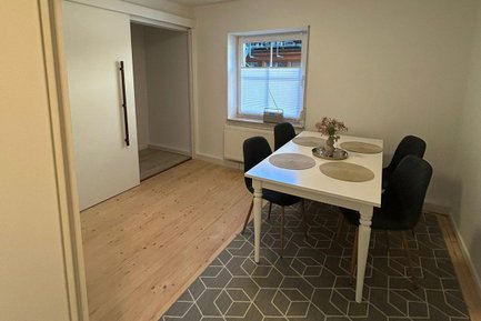 Esszimmer der Ferienwohnung B8 im Landkreis Fürth mit Tisch und Sitzgelegenheiten