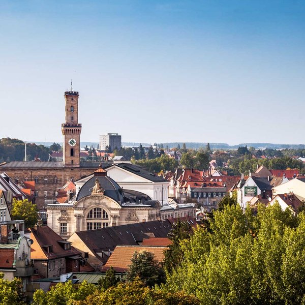 Ausblick vom Kirchturm über die Fürther Innenstadt auf Rathaus, Stadttheater und St. Michael.