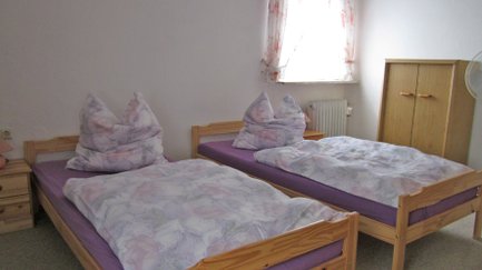 Ruhiges Schlafzimmer mit zwei Einzelbetten und praktischem Kleiderschrank