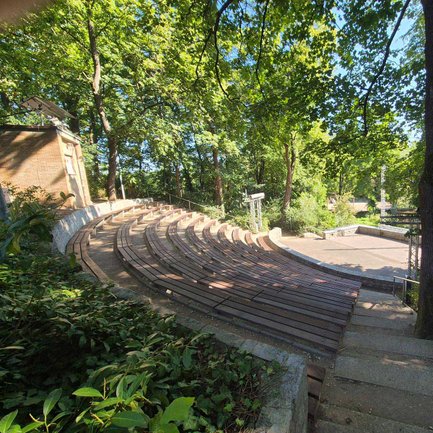 Sonnendurchflutete Freilichtbühne im Fürther Stadtpark, umgeben von Grün und einladender Atmosphäre