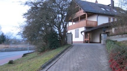 Hofeinfahrt zur Ferienwohnung mit Hausansicht und großem Balkon in Fürth
