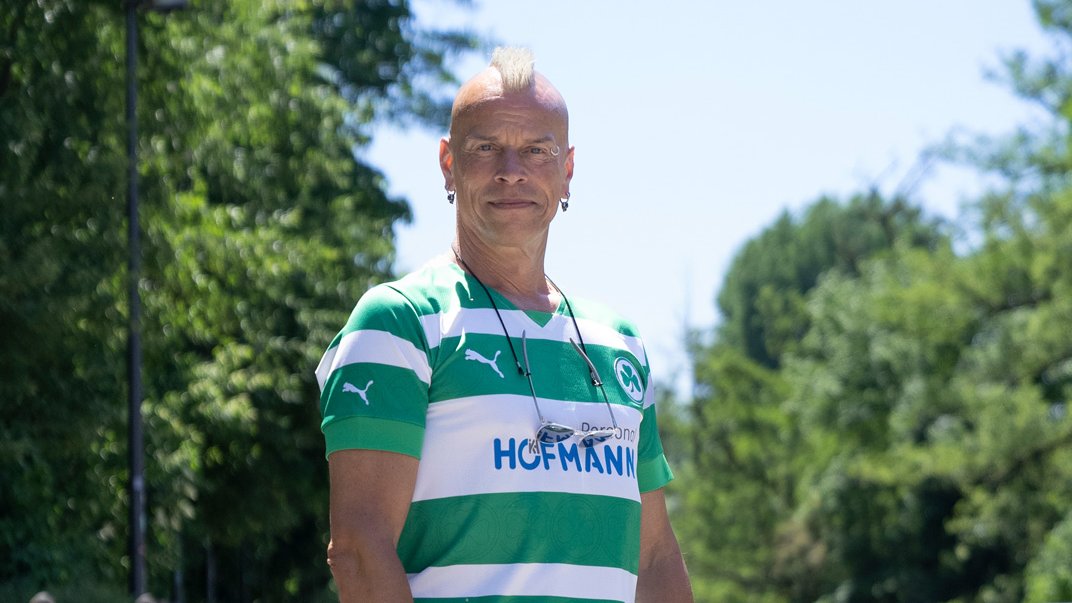 Udo steht im Kilt an der Promenade in Fürth, Gründer der United Kiltrunners.