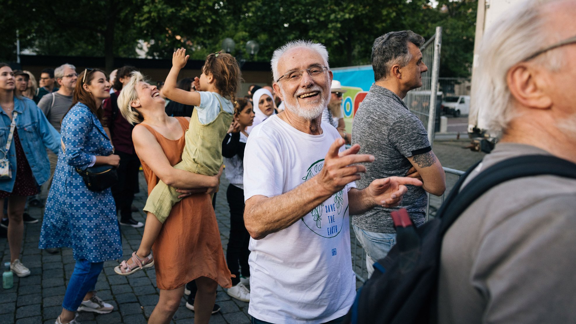 Älterer Herr tanzt beim New Orleans Festival auf der Fürther Freiheit voller Freude im Sommerlicht.