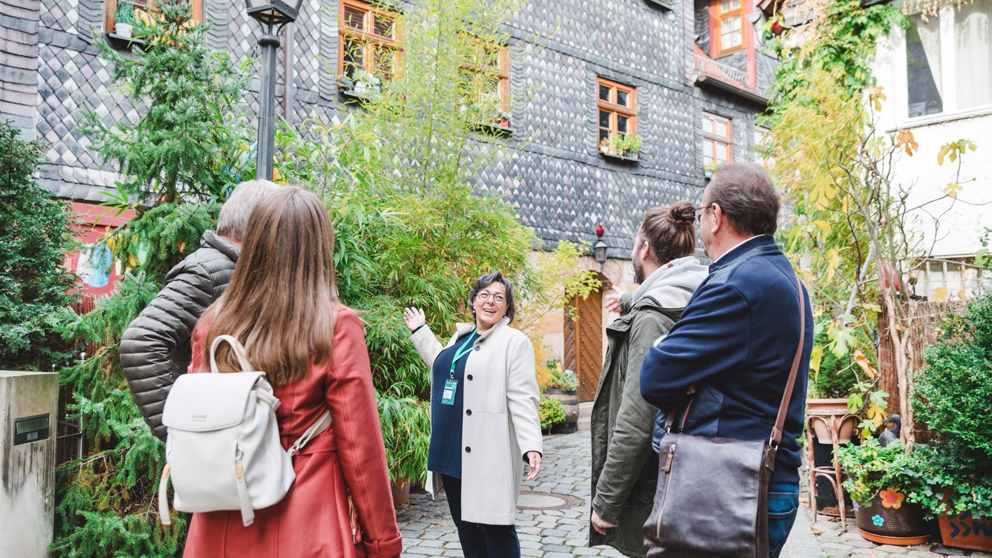 Geführte Tour in der Fürther Altstadt durch die Pfarrgasse mit historischen, begrünten Häusern.