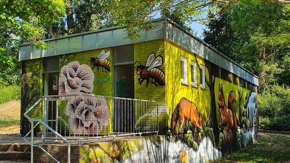 Öffentliche Toilette in Fürth mit kunstvoll bemaltem Häuschen