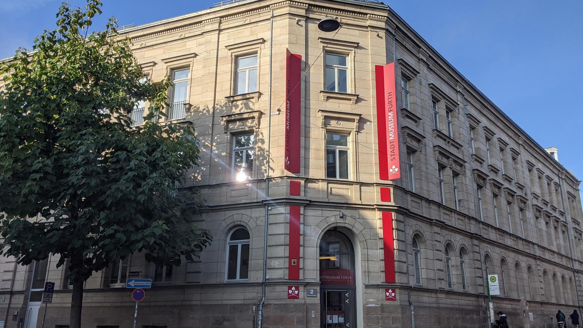 Das Stadtmuseum Fürth mit seiner Sandsteinfassade im Sonnenlicht.