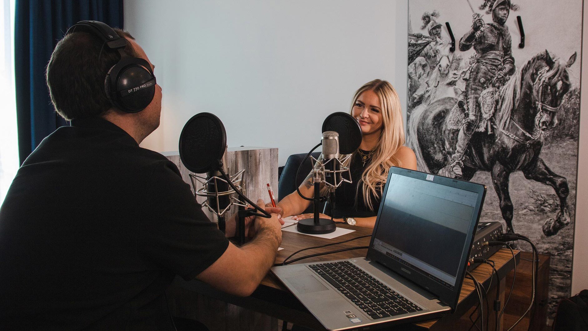 Moderatoren bei der Aufnahme des „Kleeblattgeflüster“-Podcasts, um den Zuhörern Fürth näherzubringen.