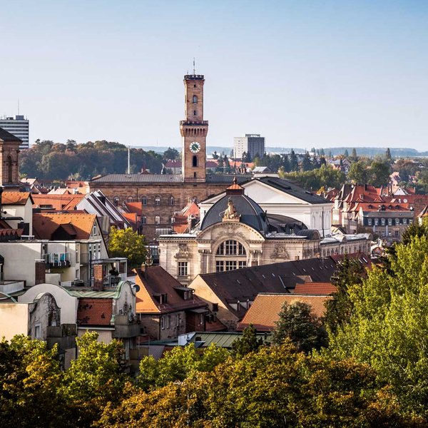 Ausblick vom Kirchturm über die Fürther Innenstadt auf Rathaus, Stadttheater und St. Michael.