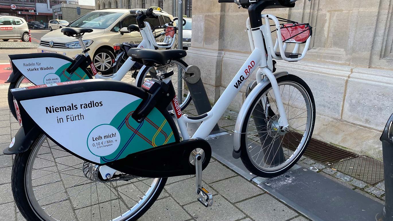 Abgestelltes VAG-Leihrad in Fürth, das Besucher:innen für Ausflüge nutzen können