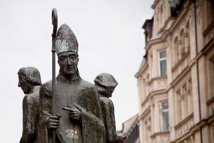 Detail der Figur des Markgrafen von Ansbach am Dreiherrschaftsbrunnen in der Fürther Fußgängerzone