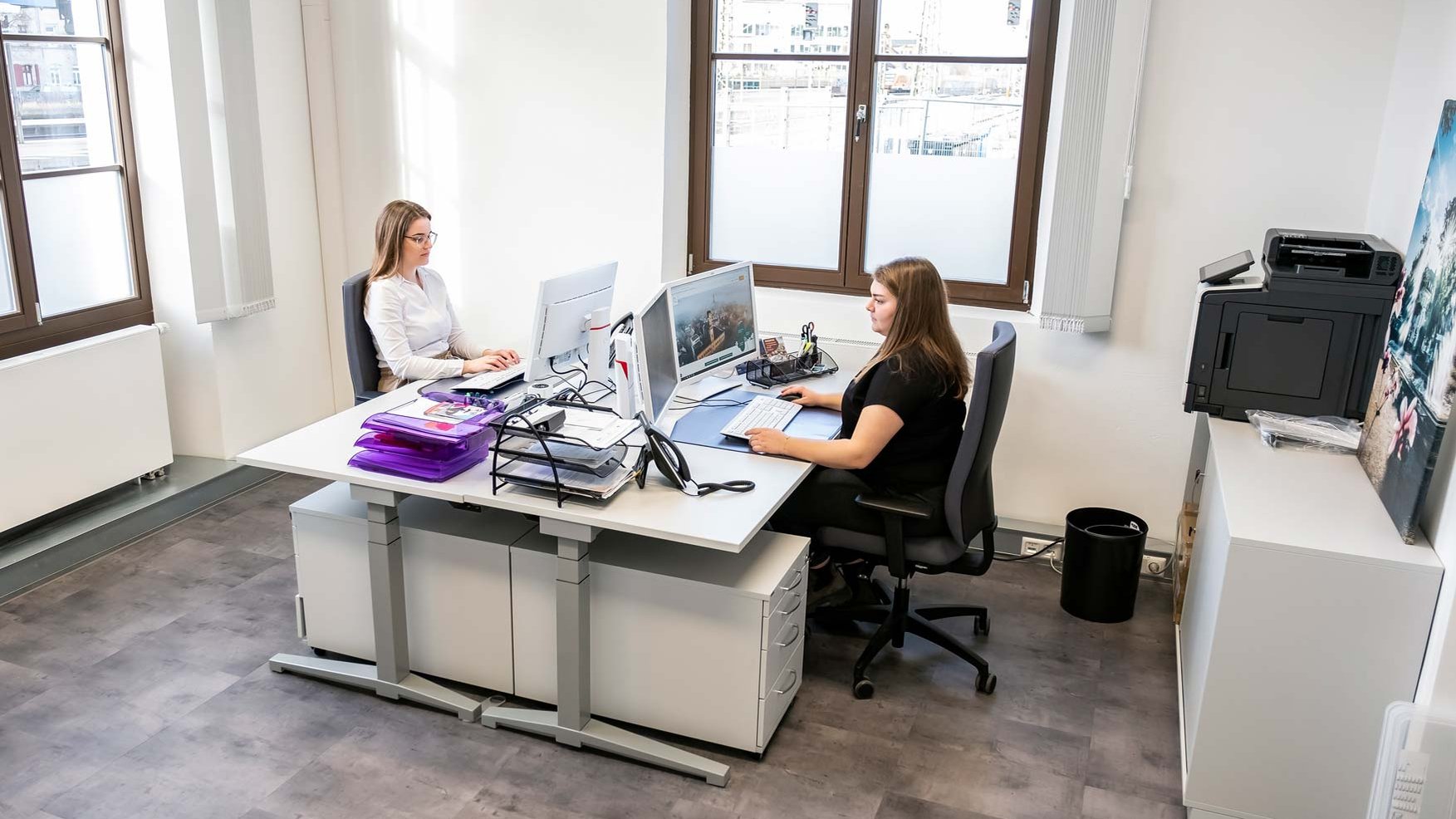 Zwei Mitarbeiterinnen arbeiten am Computer in einem Büro der Fürther Tourist-Information