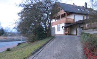 Hofeinfahrt zur Ferienwohnung mit Hausansicht und großem Balkon in Fürth