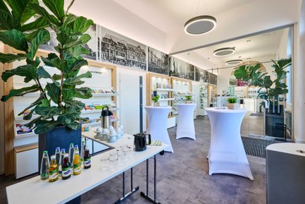 Hinterer Teil der Tourist-Information Fürth mit Stehtischen und Catering während einer Tagung