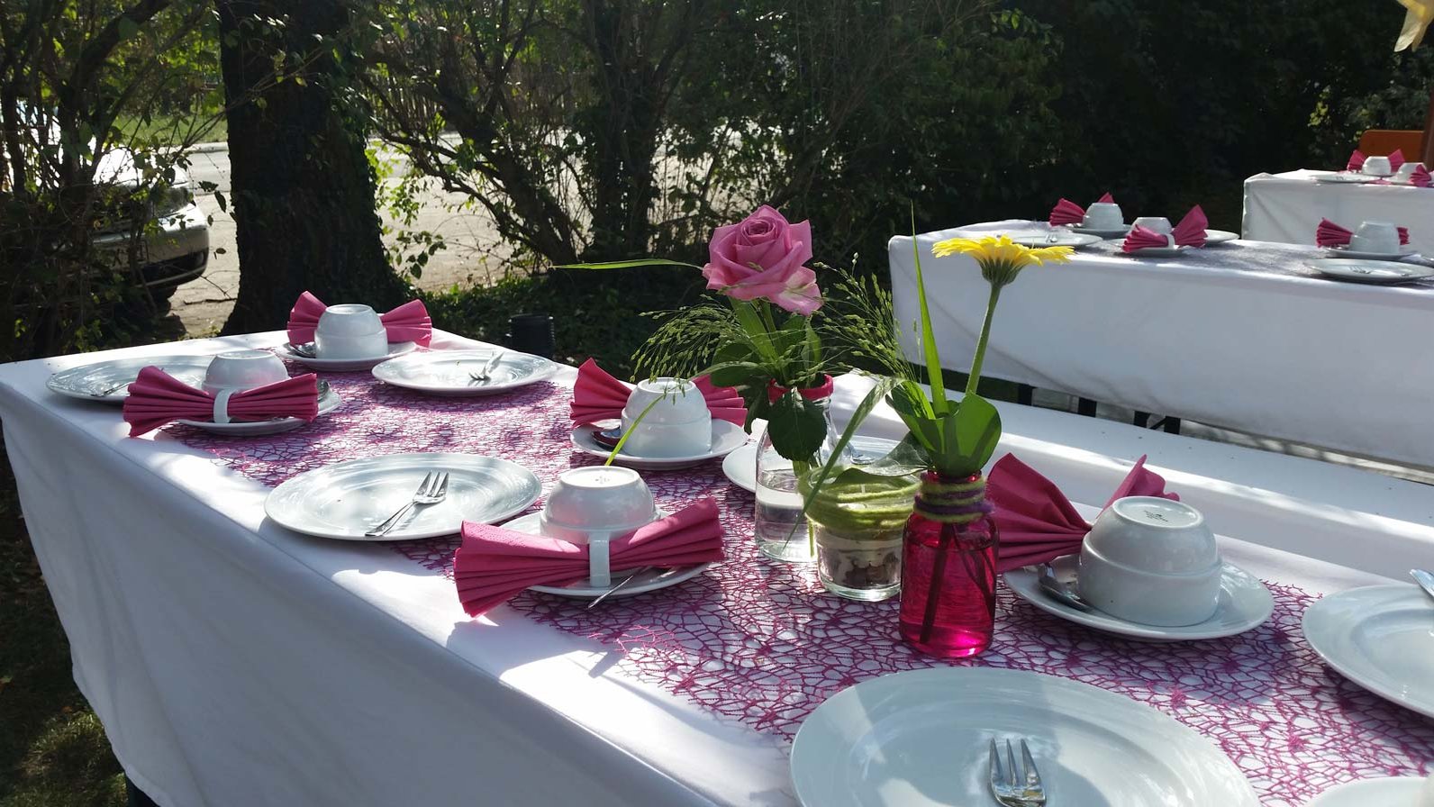 Außentisch im Landhotel Seerose festlich dekoriert mit Blumen und Kerzen für besondere Anlässe