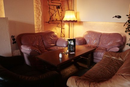 Gemütliche Sofaecke in der Kofferfabrik Fürth mit Stehlampe und warmem Licht