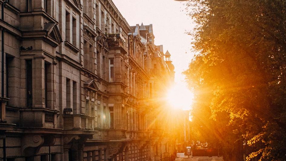 Zwei Fußgänger spazieren nach Sonnenaufgang durch die autofreie Königswarterstraße in Fürth