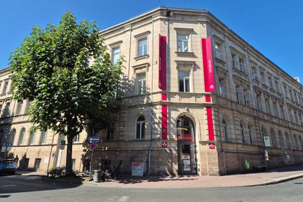 Das Fürther Stadtmuseum mit historischem Sandsteingebäude und Eingang zum Museum.
