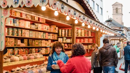Bonbon-Stand mit unterschiedlich gestalteten Bonbondosen in verschiedenen Größen auf der Kirchweih.