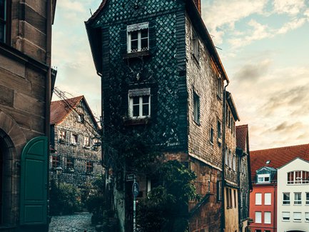Eingang zur Pfarrgasse in der Fürther Altstadt mit historischem Straßenflair