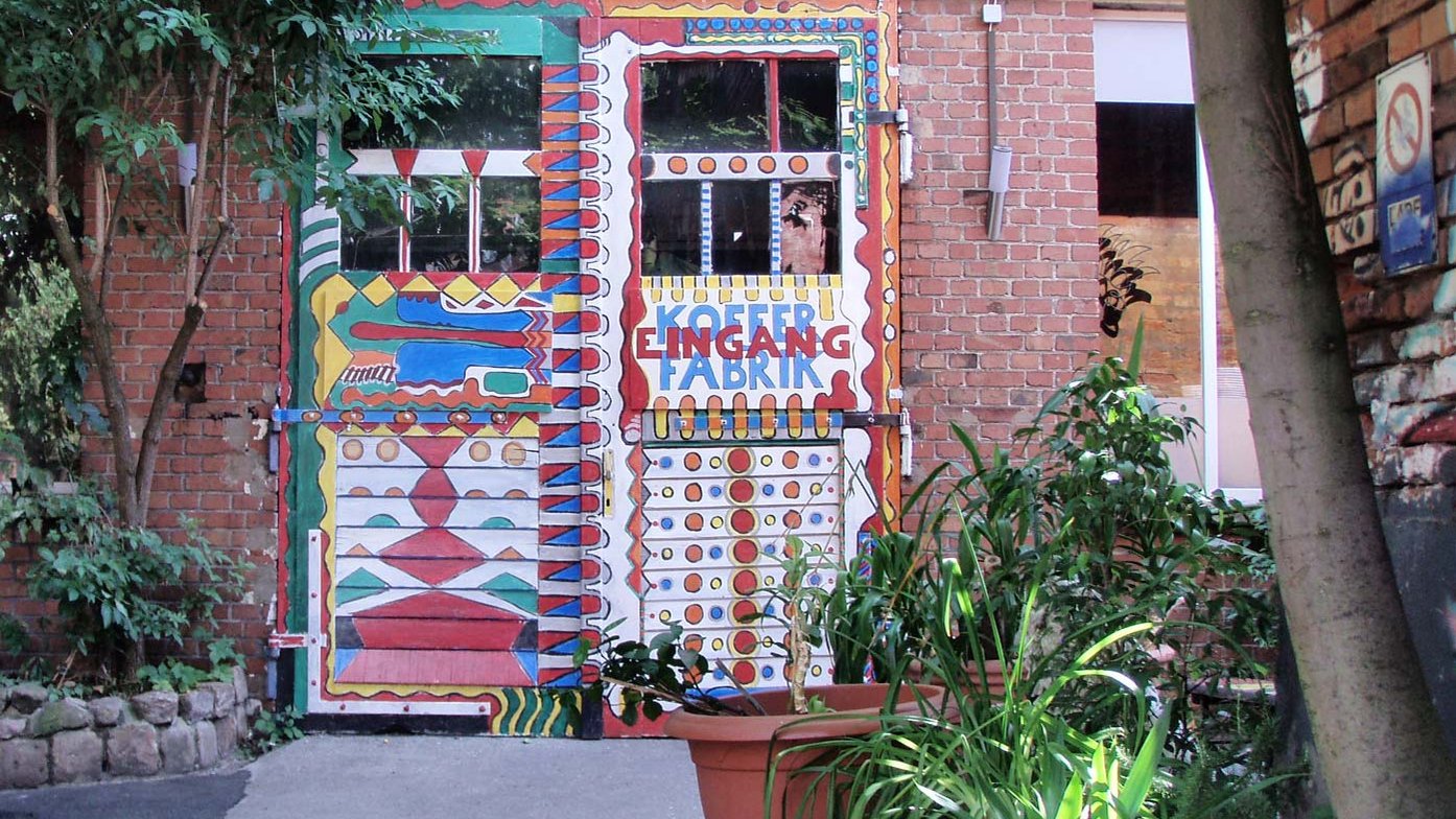 Künstlerisch bemalter Eingang der Kofferfabrik an einem Backsteingebäude in Fürth