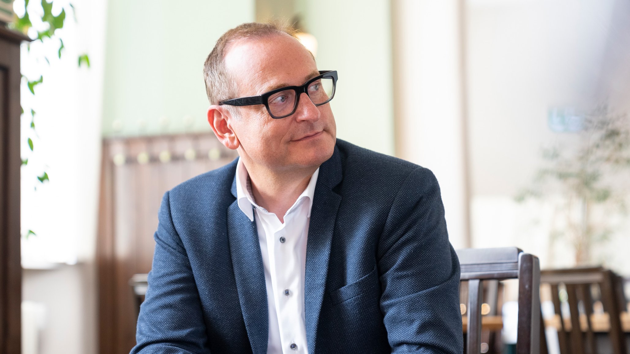 Volker Heißmann, Komödiant und Theaterbesitzer, im Grüner Brauhaus in Fürth, mit nachdenklichem Blick.
