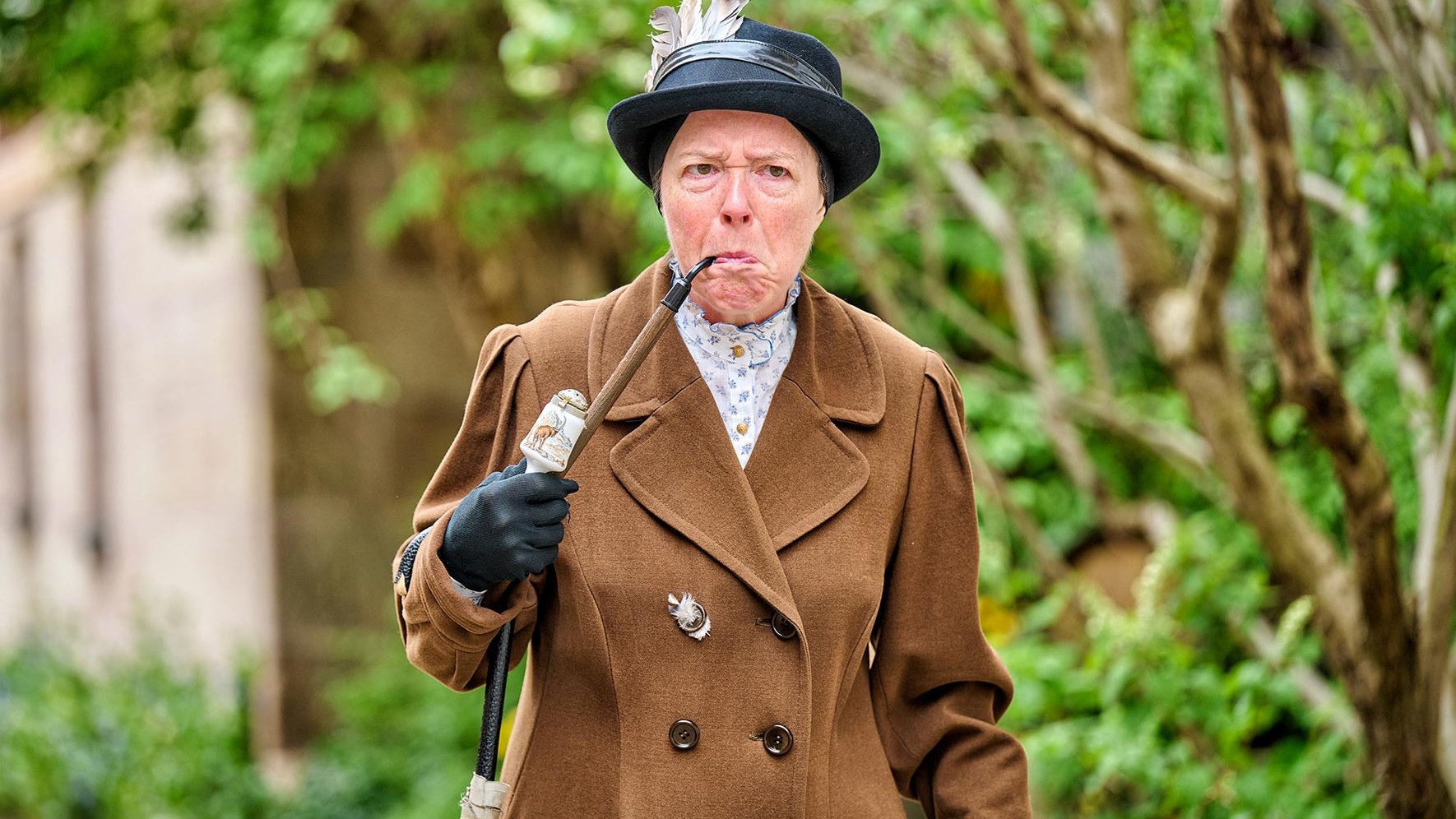 Doris Kraus, auch Pfeiffndurla genannt, zieht während einer Wirtshausführung an ihrer Pfeife.