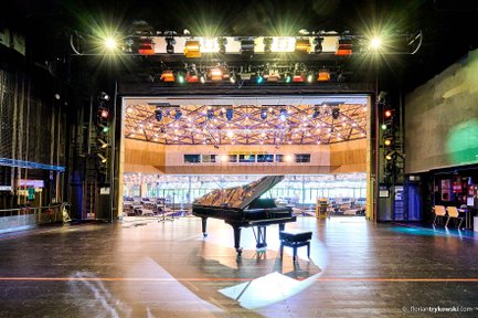 Saal der Stadthalle Fürth von der Bühne aus gesehen, Klavier im Mittelpunkt mit stimmungsvoller Beleuchtung