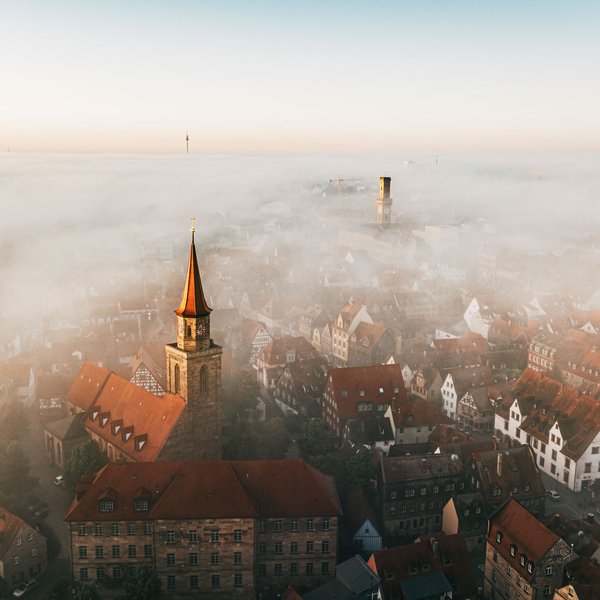 Dichter Nebel liegt über der Fürther Altstadt, aus dem die Türme von St. Michael und dem Rathaus emporragen