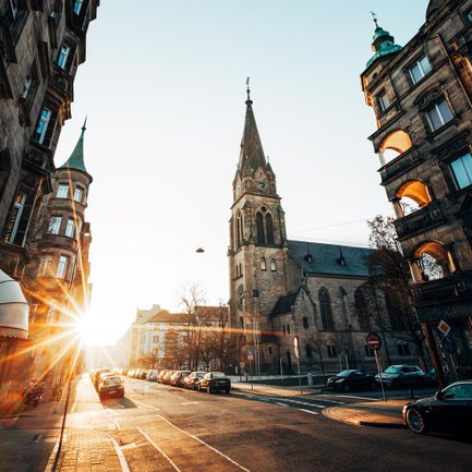 Morgensonne über der Fürther Südstadt, neben alten Fassaden ragt die Kirche St. Paul deutlich hervor