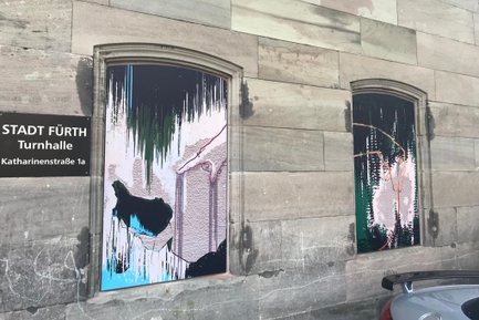 An einer Sandsteinfassade in der westlichen Innenstadt Fürths wurden zwei Gemälde der Frei Luft Galerie angebracht