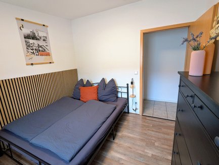 Gemütliches Schlafzimmer mit Doppelbett in der Ferienwohnung Feld & Flair in Fürth
