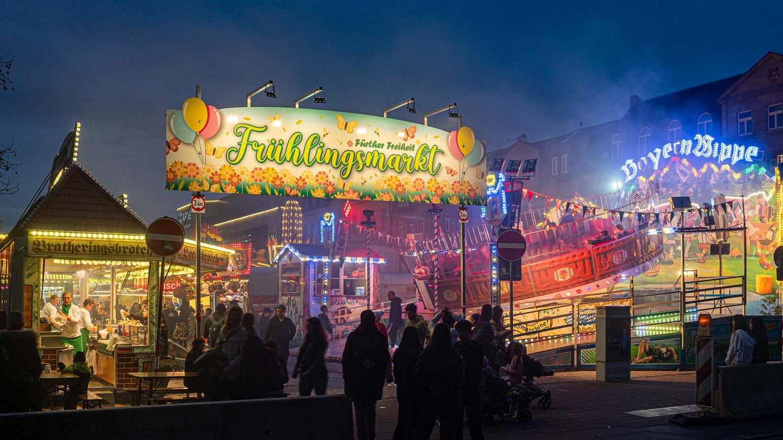 Beleuchteter Frühlingsmarkt auf der Fürther Freiheit mit zahlreichen Buden und Fahrgeschäften