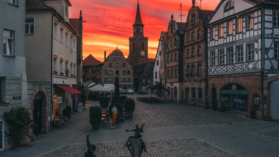 Grüner Markt in Fürth bei Morgenstimmung mit Fachwerkhäusern und St. Michael im Hintergrund
